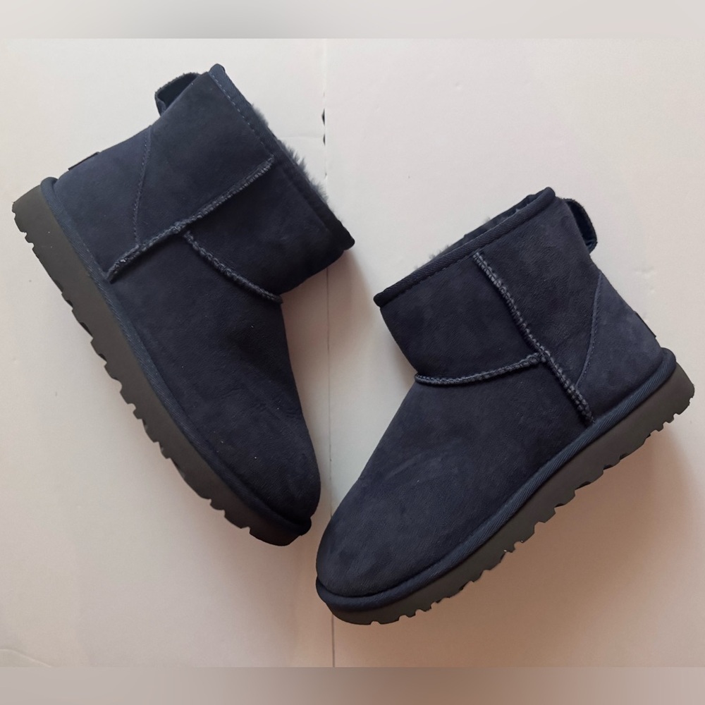 UGG Woman's Classic Mini II in Navy Size 6 * Like New